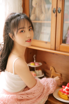 迪丽热巴蓝色丝绒长裙